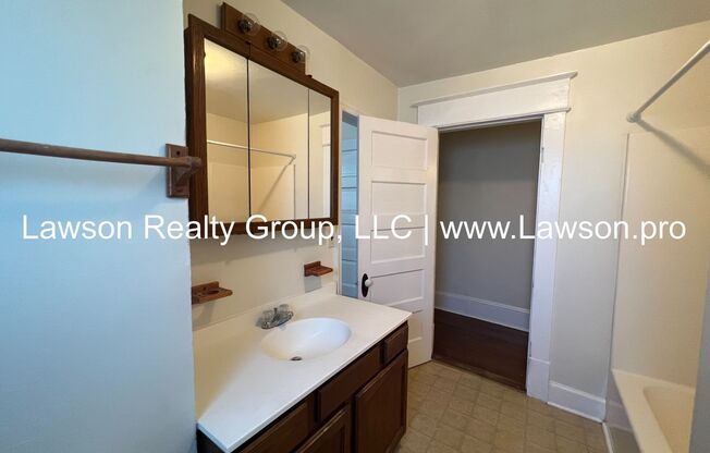 1 bed, 1 bath, 700 sqft, $825, Unit Walnut 422 - 4