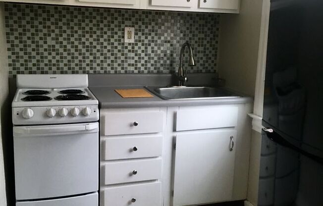 *** Modern & Charming Apartment in East End * Walk to Frick Park * Renovated * Available Now * our Today ***