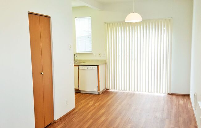 2 beds, 1.5 baths, 896 sqft, $1,450, Unit 638 LaSalle Street #3