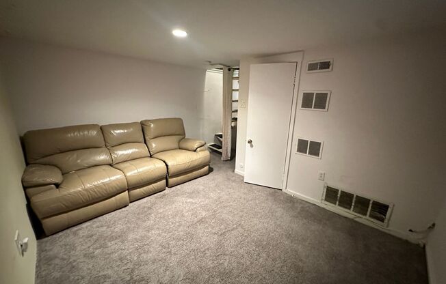 2B1B three story town house with finished basement