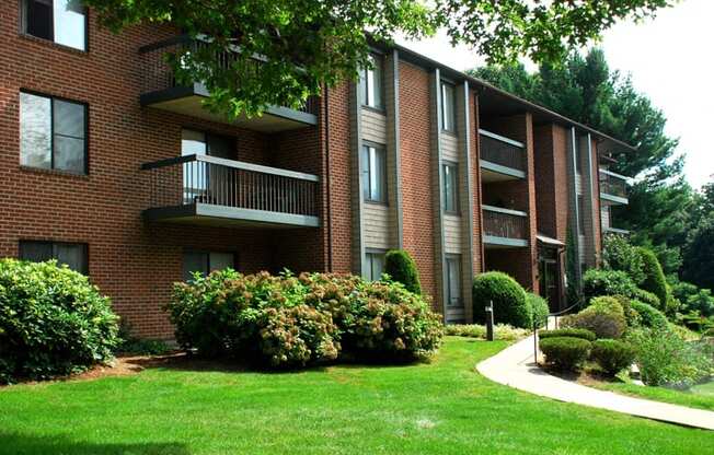 Grass at Stone Run Apartments