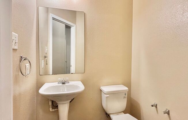 Conveniently located townhome in Universal City!