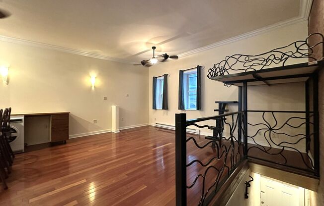 Gorgeous Studio Apartment in Fishtown with Large Private Deck! Available NOW!