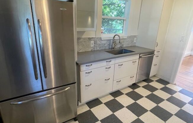Great House in Oakland with a yard! 2 Beds, 1 Bath