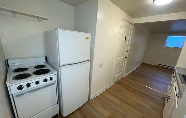 LOWER SOUTH HILL ONE BED NEAR HUCKLEBERRY'S MARKET