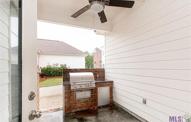 Upscale Townhouse in The Village at Magnolia Square. Central School District