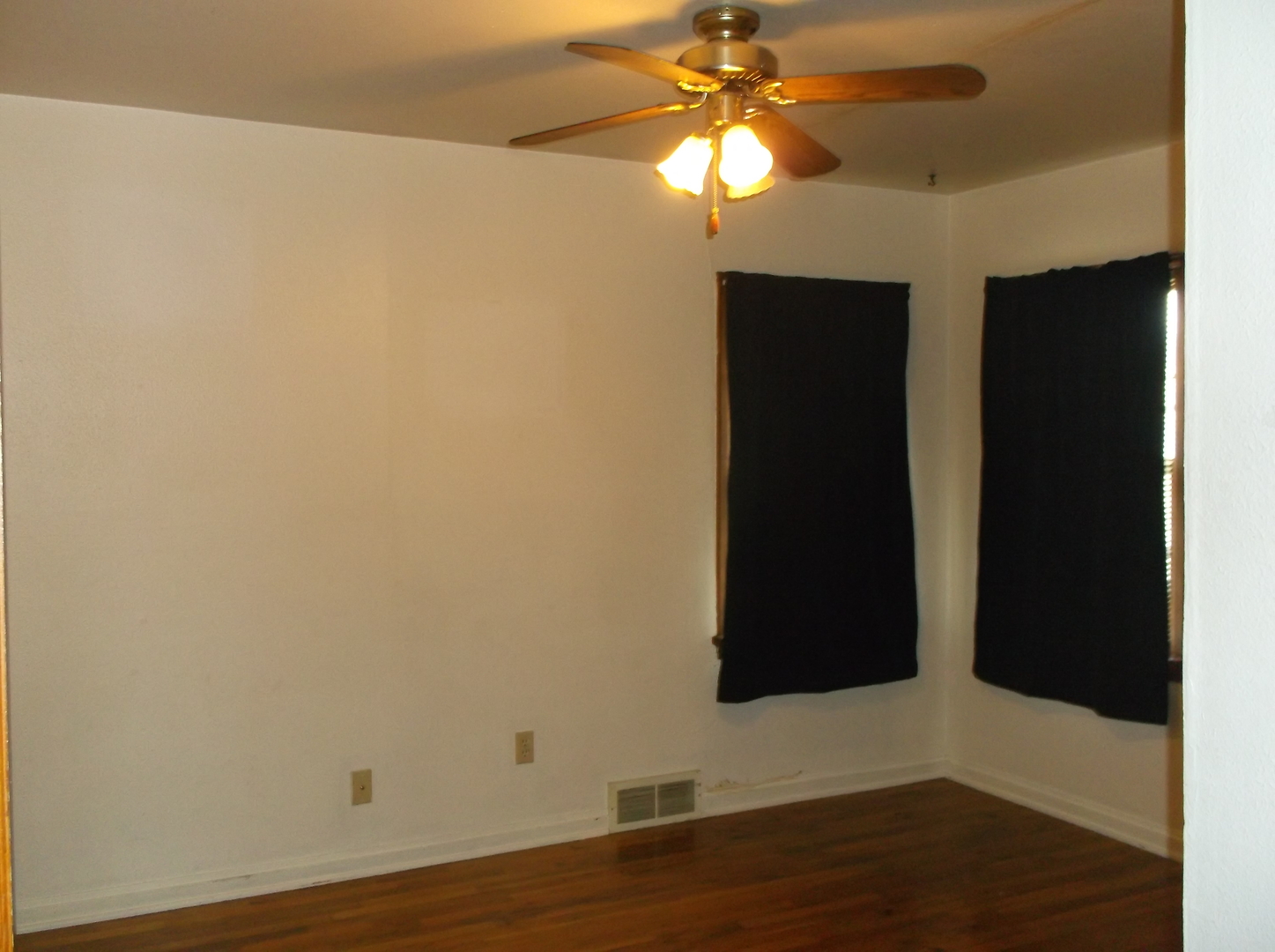 2 BEDROOM, 1 BATHROOM, DUPLEX WITH ALL UTILITIES INCLUDED!