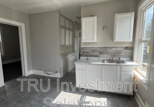 2441 N 6 ST
