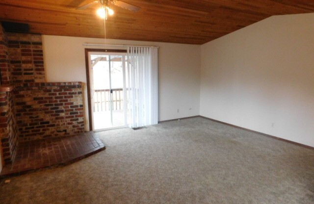 3Bd/2Ba Single Story Home - Available to View!