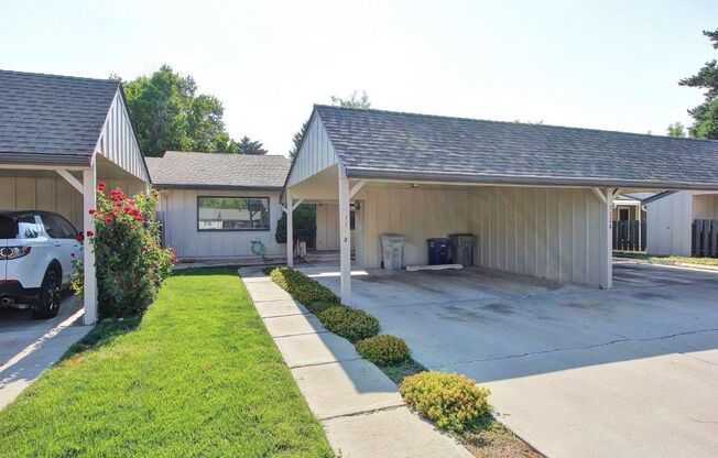 Clean Townhouse Centrally Located on the Bench