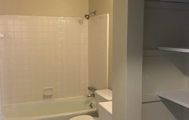 2 beds, 1 bath, $895