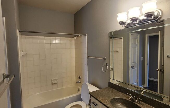 2 beds, 2 baths, 1,002 sqft, $1,725, Unit 305-u