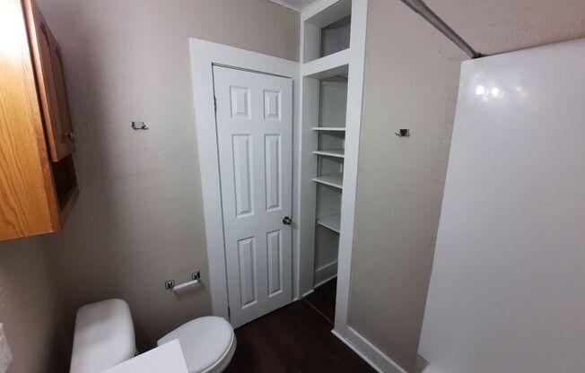 2 beds, 1 bath, $1,095