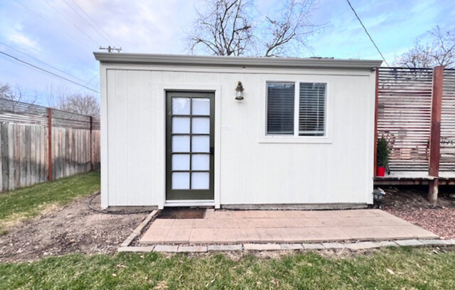 Fully furnished studio apartment in the North End! | 3-6 month leases available!!