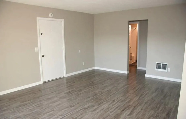 114 N EUCALYPTUS AVE