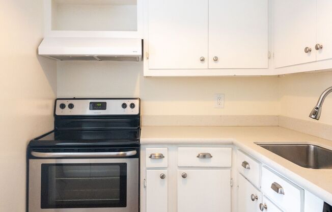 2 beds, 1 bath, $4,250, Unit B