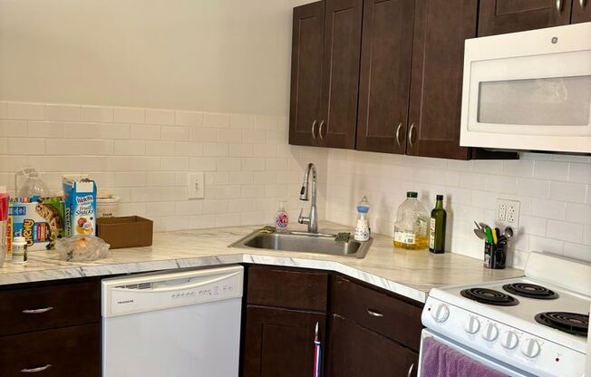 Studio, 1 bath, 390 sqft, $1,060, Unit 2E