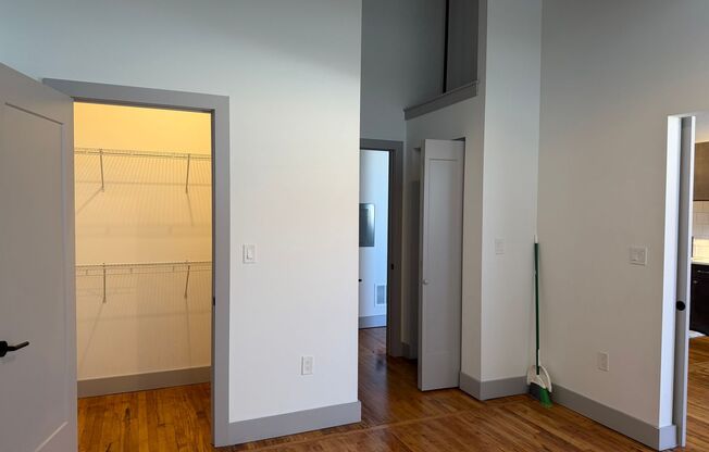 1 bed, 1 bath, 735 sqft, $1,650, Unit 250