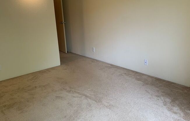 2 beds, 1.5 baths, 940 sqft, $1,705, Unit 0142