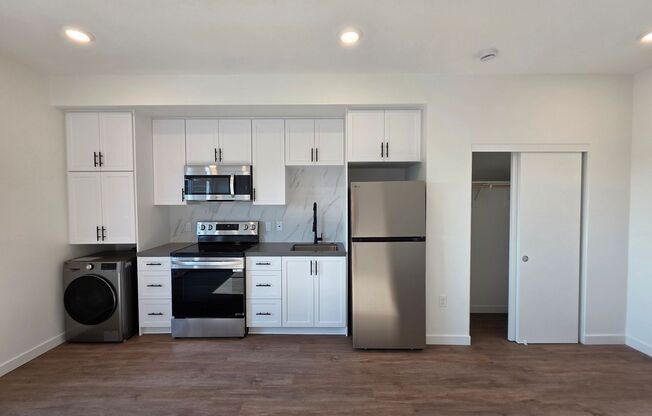 Studio, 1 bath, 327 sqft, $1,805, Unit 403