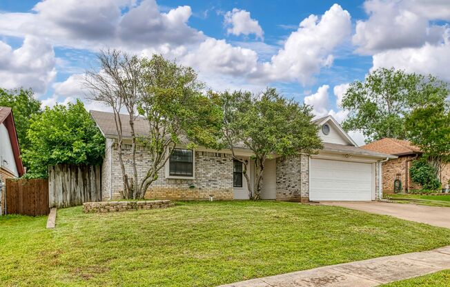 AVAILABLE NOW! NICE 3 BEDROOM HOME LOCATED IN WATAUGA, TEXAS!