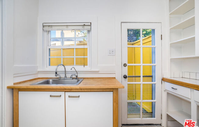 700 ANGELUS PL