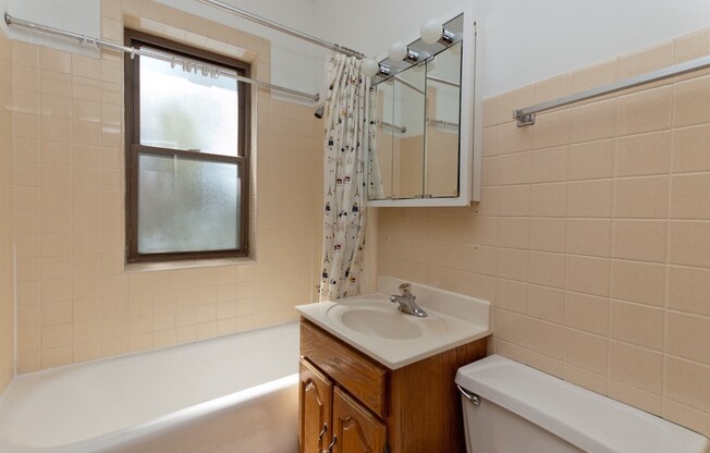 Spacious East Lakeview One Bedroom