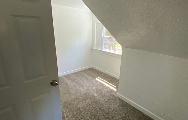 3 beds, 1 bath, $1,565