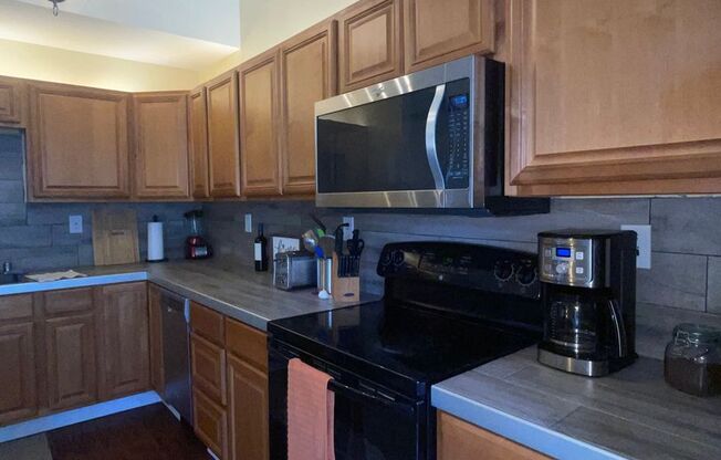 2 beds, 1 bath, $1,800, Unit unit 39C