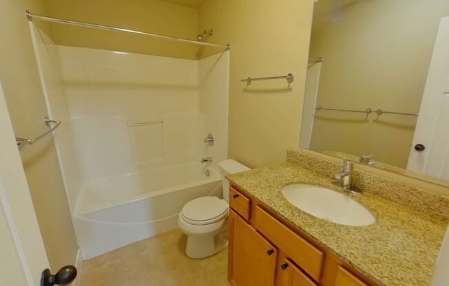 3 beds, 2.5 baths, $2,250, Unit 4