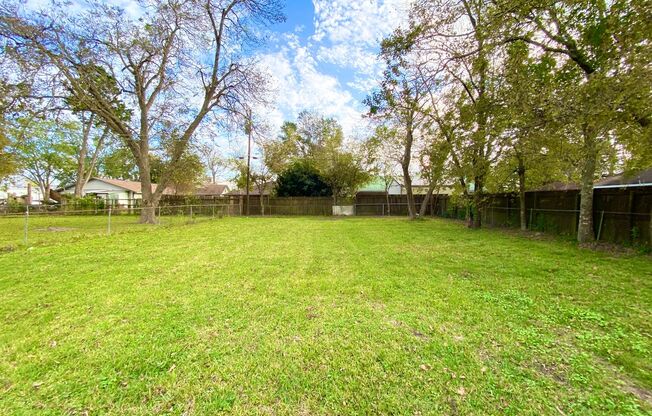 Beautiful 2/1/1 w/ study in Angleton!! Very Cute Home !