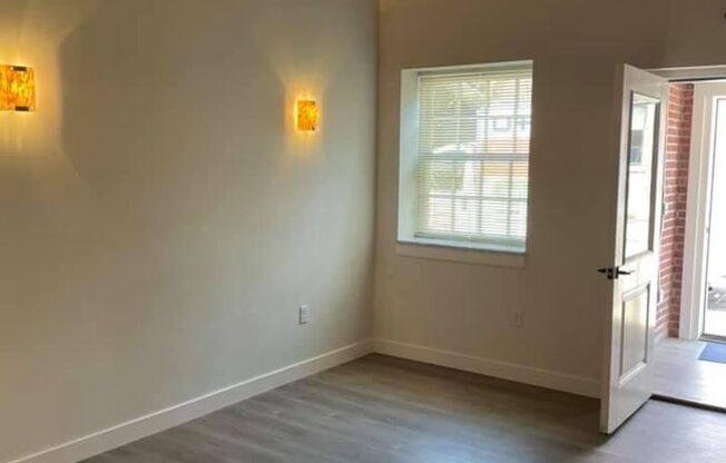 2 beds, 1 bath, $2,500, Unit 103