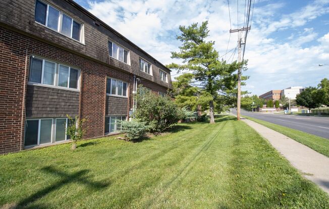 2 beds, 1 bath, 784 sqft, $1,100, Unit 1806 1E