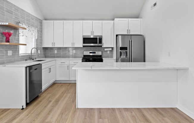 Modern 3-Bed Home Near JBLM with Vaulted Ceilings and Stylish Upgrades