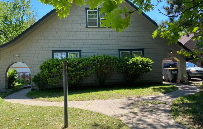 COLLEGE HILL DUPLEX w/2 car garage