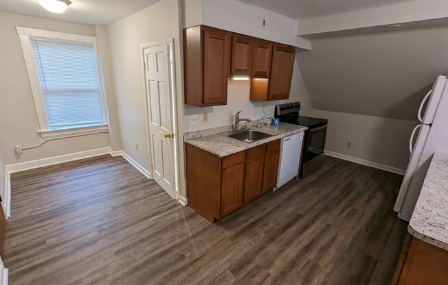 3 beds, 1 bath, 948 sqft, $1,800, Unit Apartment 3