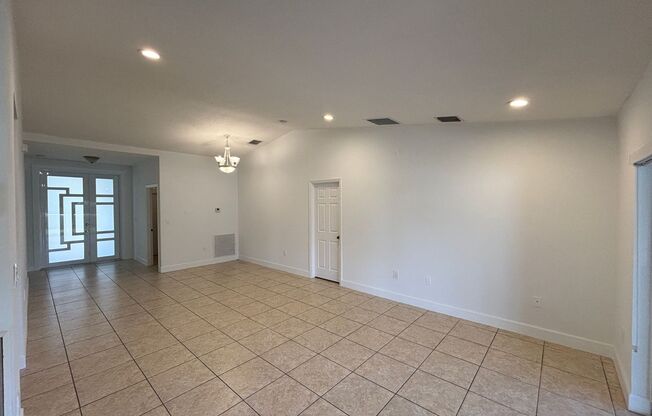 Beautiful 4/3 House - Charming Patio
