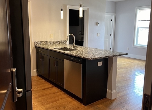 1 bed, 1 bath, 950 sqft, $2,100, Unit 302