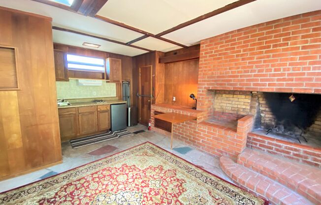 Charming Quaint Studio! Plenty of Parking! Located in Mission Hills!