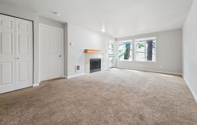 Updated 2BR Condo with Pool, Clubhouse & Patio Storage in Kent