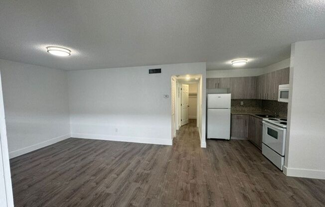 1 bed, 1 bath, 700 sqft, $1,595, Unit F107