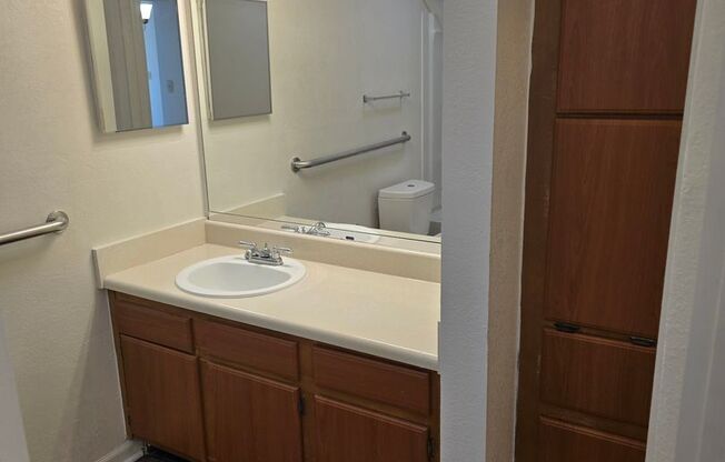 1 bed, 1 bath, 696 sqft, $825, Unit PG 2121
