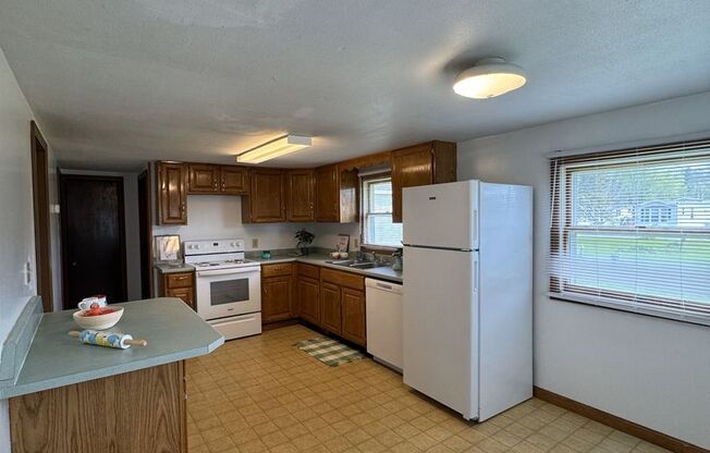 3 beds, 1 bath, 1,016 sqft, $1,495