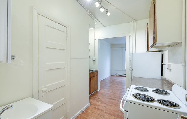 Studio, 1 bath, 334 sqft, $1,095, Unit 207