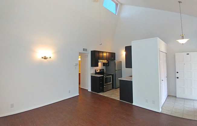 2 beds, 1 bath, 810 sqft, $1,105, Unit 20-C