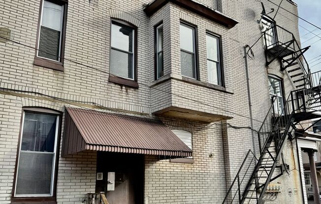 2 beds, 1 bath, $1,050, Unit 3 -Apt.C