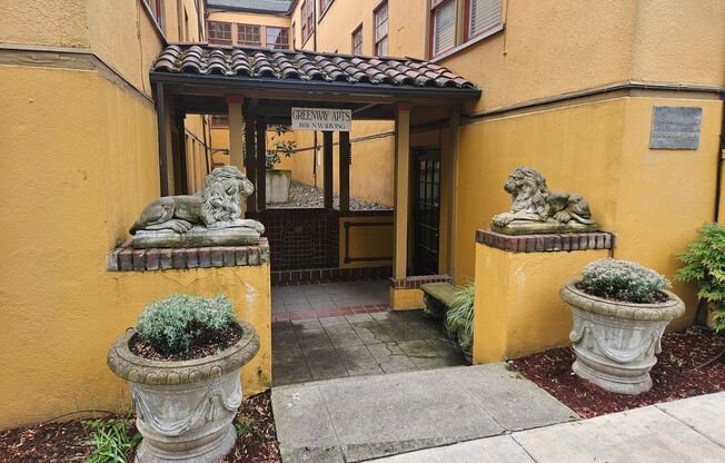 Studio, 1 bath, 308 sqft, $1,179, Unit 28