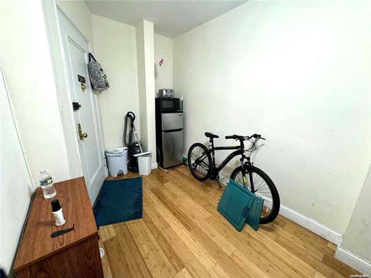 3 beds, 1 bath, $2,900, Unit 9