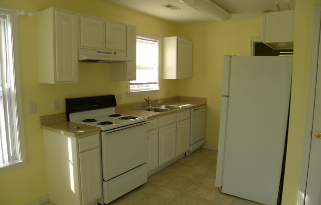 Cute One Bedroom apartment, Free standing building, it's your own private getaway. Close to UNCW,/College Rd