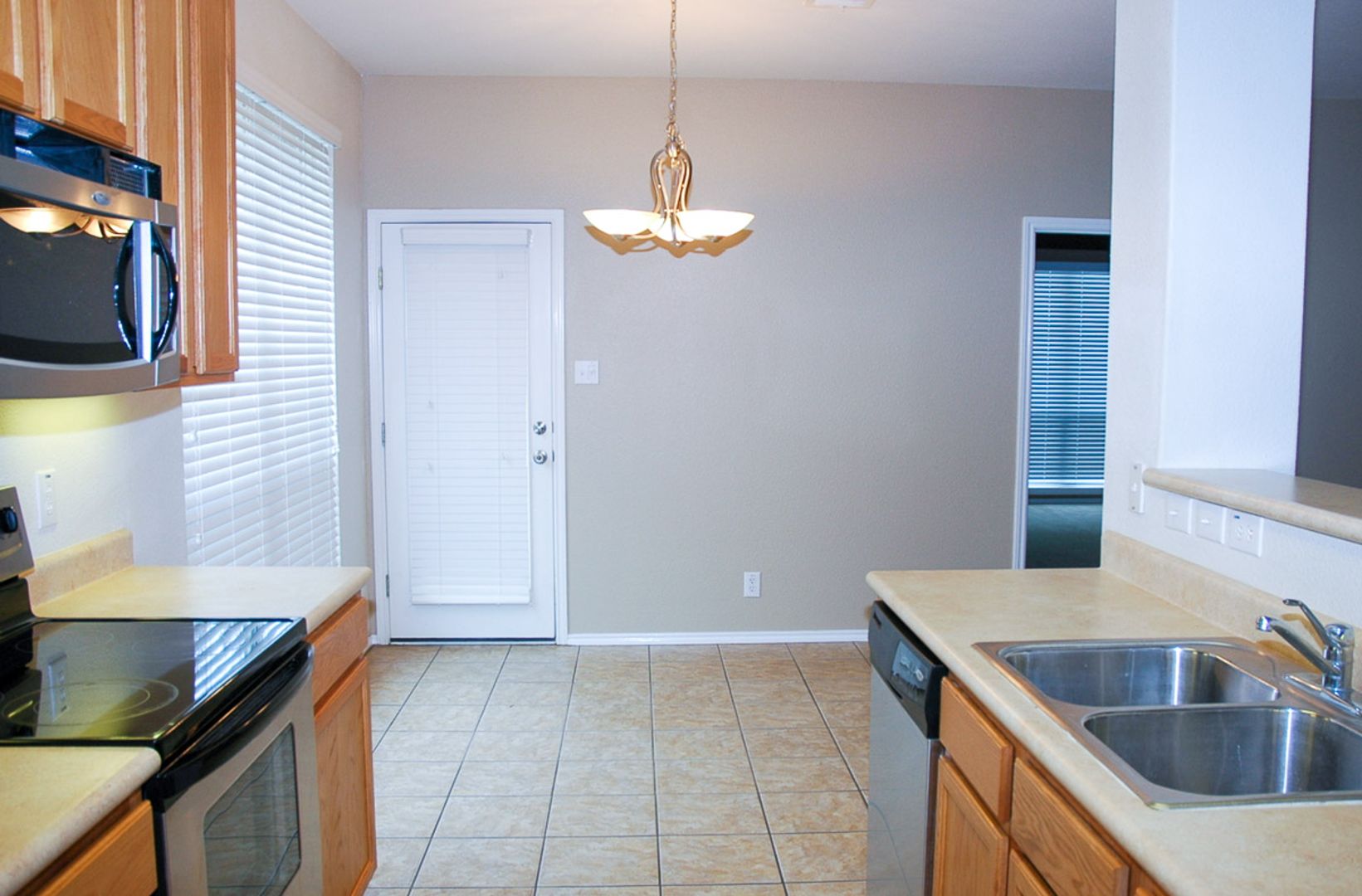 Amazing home with Garage and Backyard 3/2 Yard maintenance included